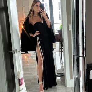 Elegant Black Strapless Evening Gown with Pearl-Trim Slit